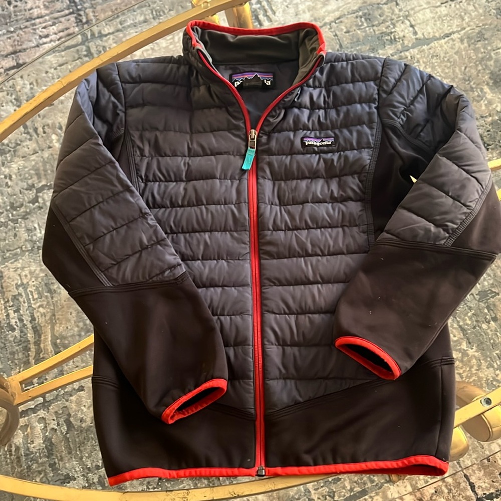 Boys Patagonia nylon jacket size large(12).